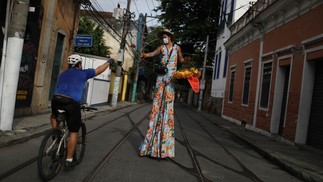 Anilson Costa, folião do tradicional "Céu na Terra", entrega flores a quem passa pelas ruas de Santa Teresa para manter viva a alegria do carnaval diante do cancelamento da folia em meio à pandemia do coronavírus REUTERS