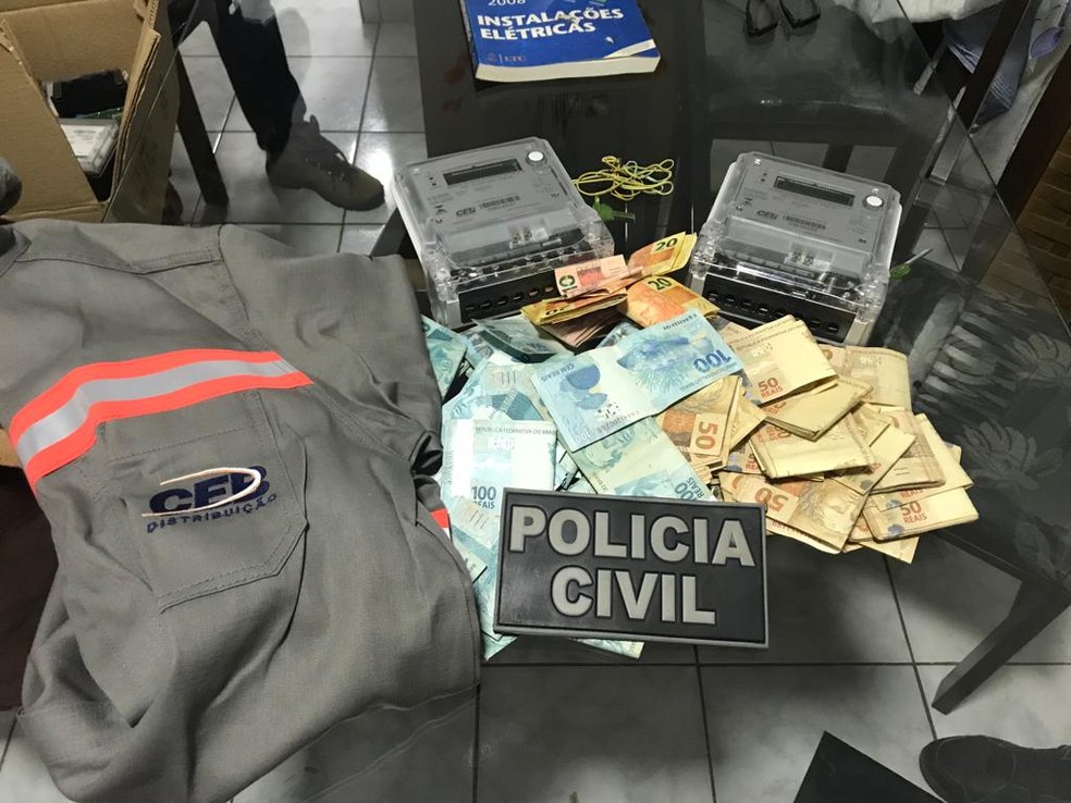 PCDF cumpre mandados de buscas em endereços de sevidores e ex-funcionários da CEB   — Foto: PCDF/Divulgação