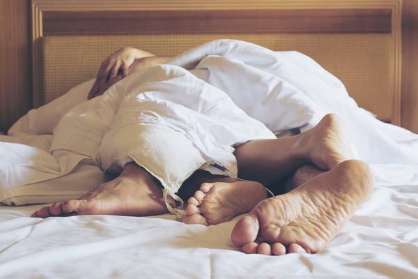 Mais da metade dos brasileiros tem desejo de fazer sexo a tr&ecirc;s, mostra  levantamento in&eacute;dito