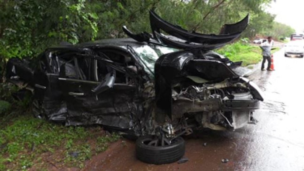 Acidente entre trÃªs carros deixou trÃªs pessoas feridas na PR-317, em IguaraÃ§u (Foto: Robson Jardim/RPC)