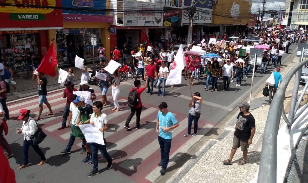 ARAPIRACA (AL), 11h55: Professores e estudantes marcham em defesa da educação em Arapiraca — Foto: Janisson Umbelino/TV Gazeta