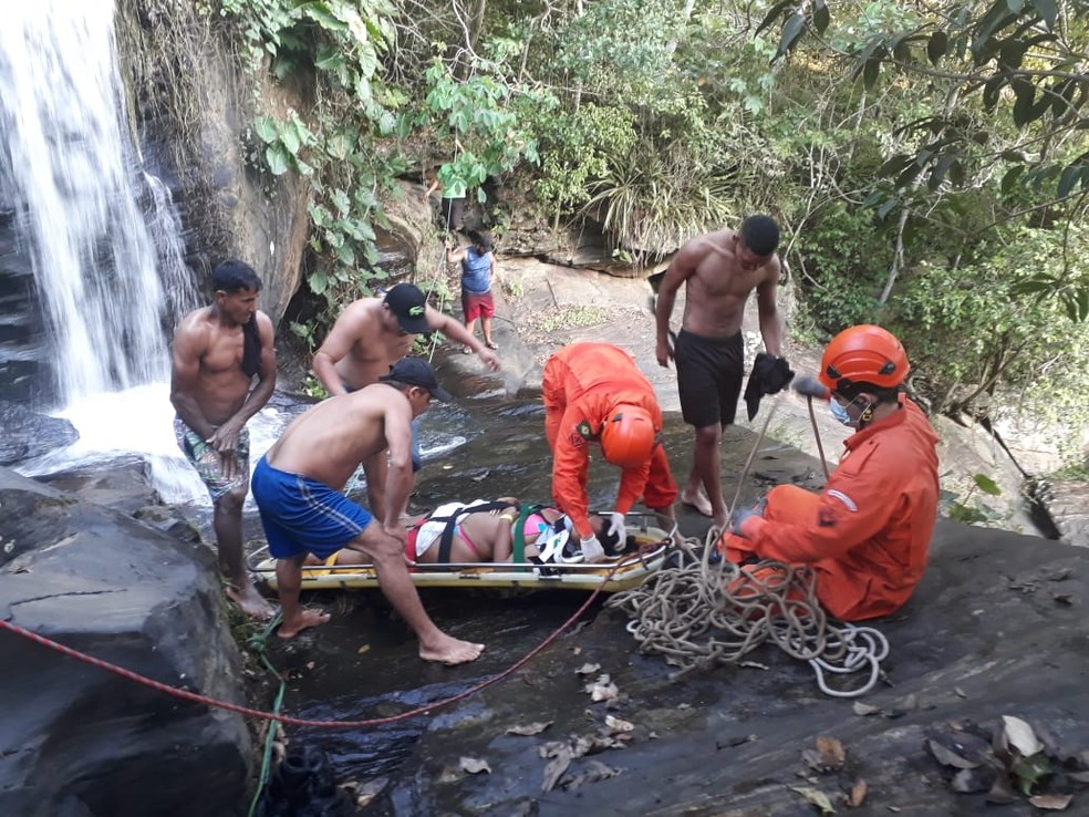 Mulher é resgatada após cair de cachoeira na cidade de Baturité, no Ceará. — Foto: Divulgação