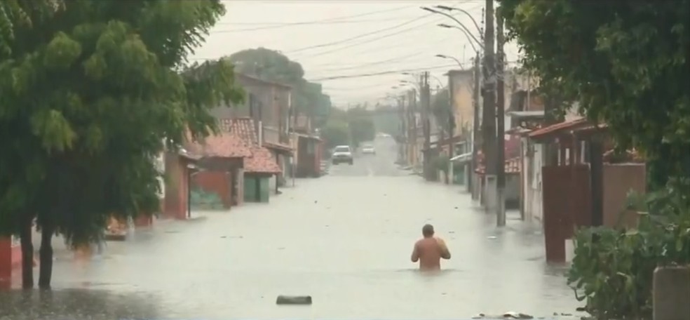 Casas ficam alagadas em Parnaíba, Litoral do Piauí — Foto: Reprodução/TV Clube