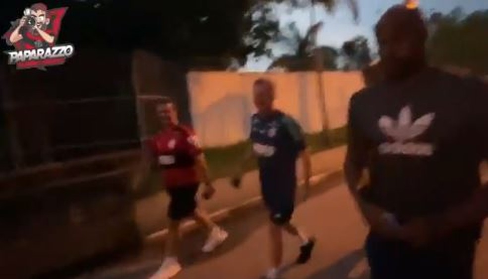 Landim e Spindel deixam o CT do Flamengo nas primeiras horas de domingo — Foto: Reprodução