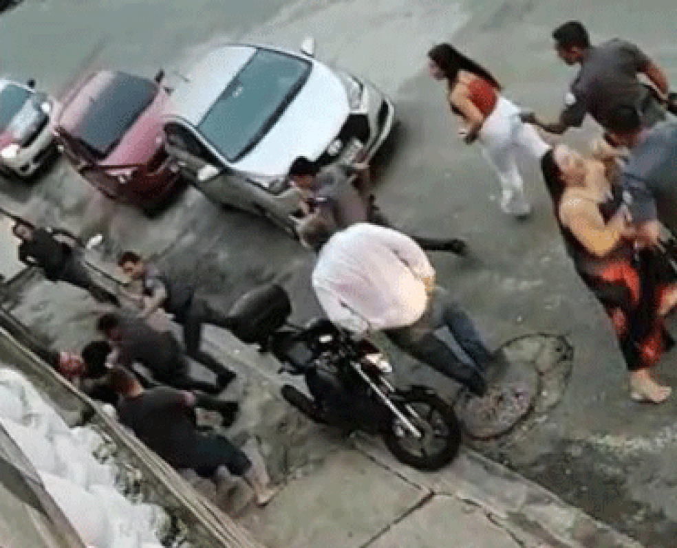 Vídeo mostra momento que homem agride PMs, que revidam com socos — Foto: Reprodução/Redes sociais