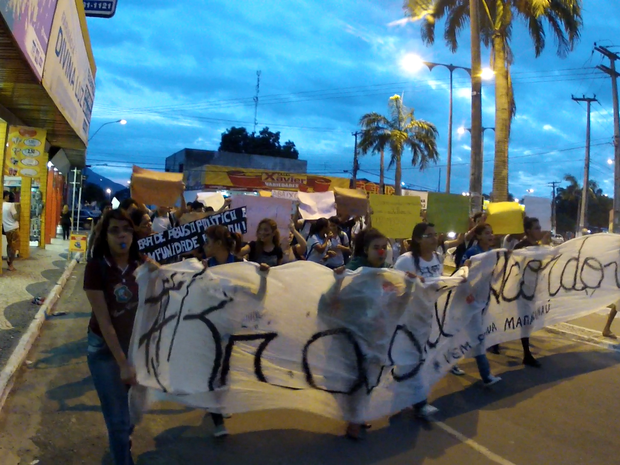 Protesto teve o objetivo principal de reivindicar melhorias no serviço de transporte público (Foto: Gilson Melo/TV Verdes Mares)