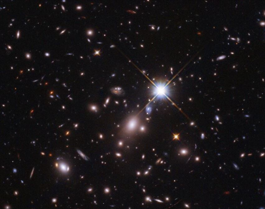 O Telescópio Espacial Hubble da Nasa/Esa detectou a luz de uma estrela que existiu no primeiro bilhão de anos após o nascimento do Universo no Big Bang (Foto: NASA, ESA, B. Welch (JHU), D. Coe (STScI), A. Pagan (STScI))