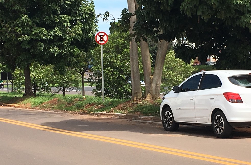 Motoristas desrespeitam sinalização na Avenida Joaquim Constantino, em Presidente Prudente (Foto: Valmir Custódio/G1)