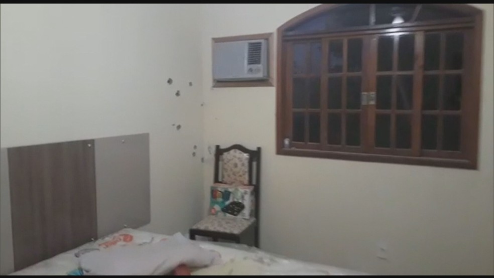 A parede de um dos cômodos da casa atingida por balas.  — Foto: Reprodução/TV Globo