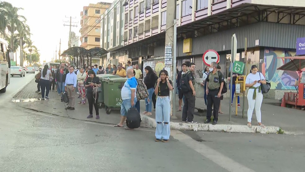 Parada de ônibus lotada após pane do metrô no DF — Foto: TV Globo/Reprodução