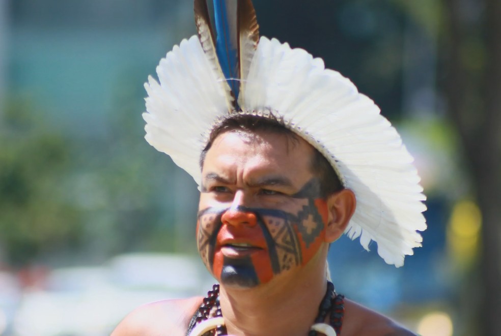 Indígenas chegam à Esplanada dos Ministérios para 15º Acampamento Terra Livre — Foto: Marcelo Coelho/TV Globo