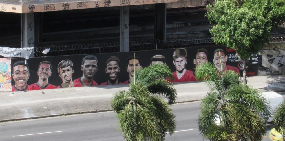 Homenagem às vítimas do incêndio em muro em frente ao Maracanã — Foto: Felipe Siqueira