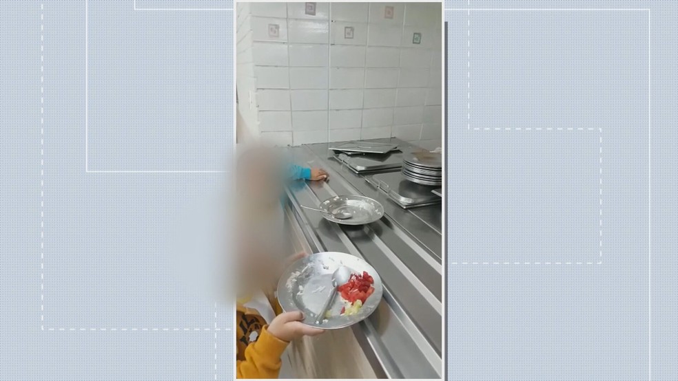 Crianças não podem repetir a refeição, no Centro de Educação Infantil I, na Asa Norte, no DF — Foto: TV Globo/Reprodução