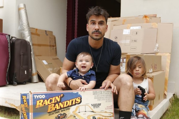 Julio Rocha se mudando com a família  (Foto: Divulgação)