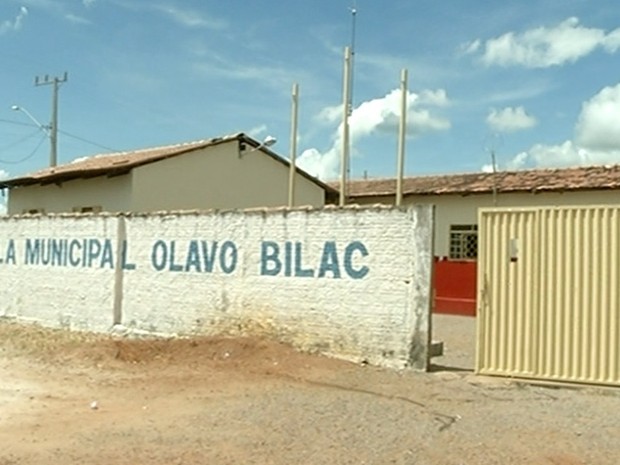 Escola registrou furtos após queda do muro (Foto: Reprodução/TV Anhanguera)