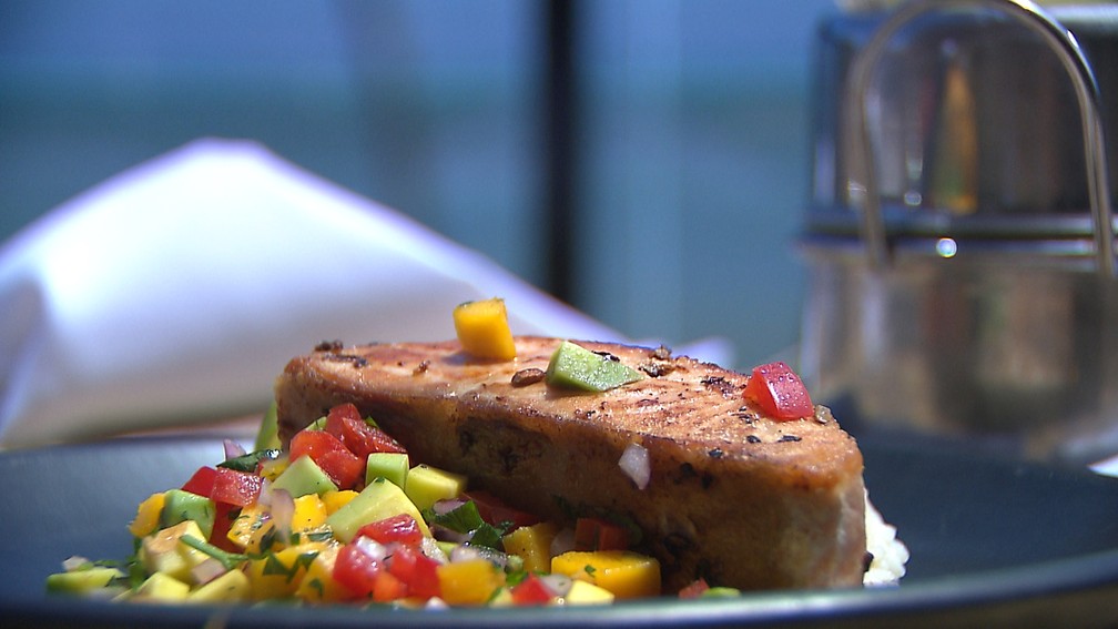 Chef JPB ensina receita de salmão levemente grelhado com arroz de coco, servidos com vinagrete de abacate e manga — Foto: TV Cabo Branco/Reprodução