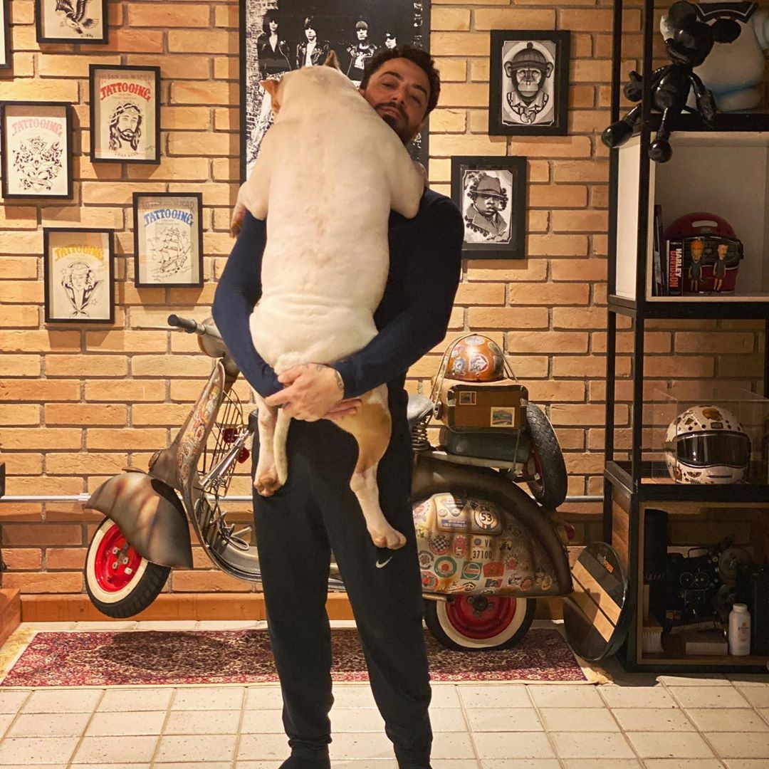 Felipe Titto e o poodle de 50kg (Foto: Reprodução/Instagram)