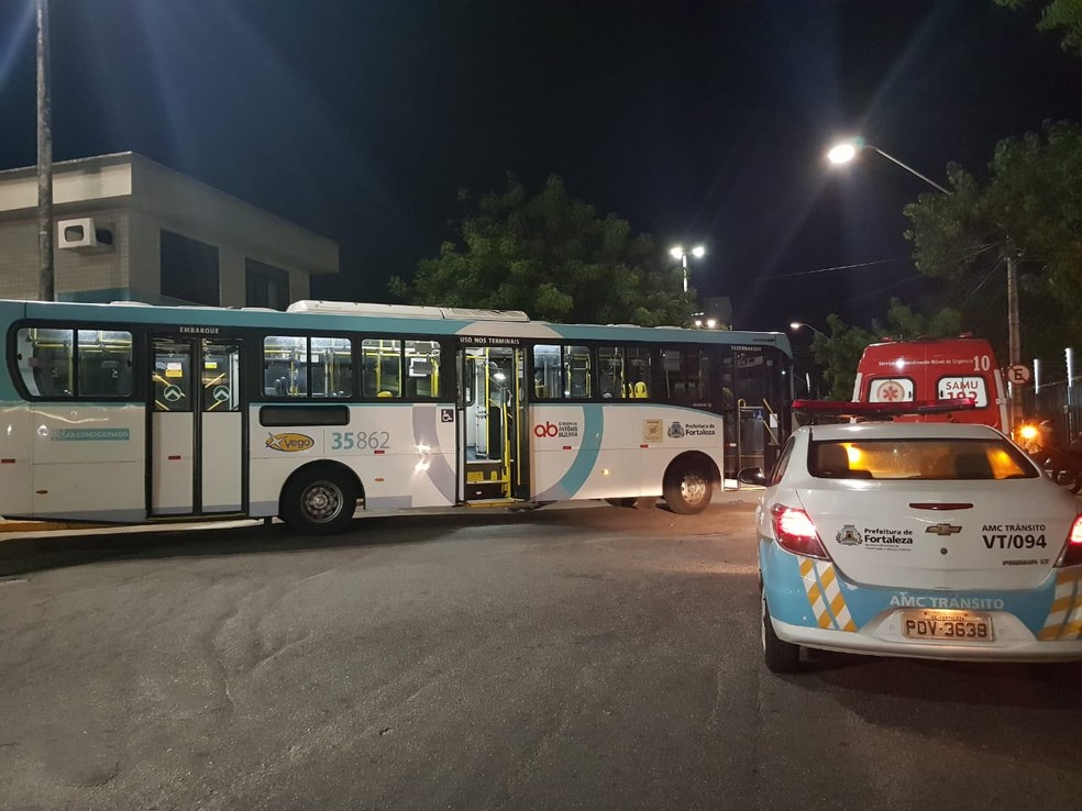 Homem morrer após ser atropelado por ônibus em saída de terminal. — Foto: Rafaela Duarte/ Sistema Verdes Mares