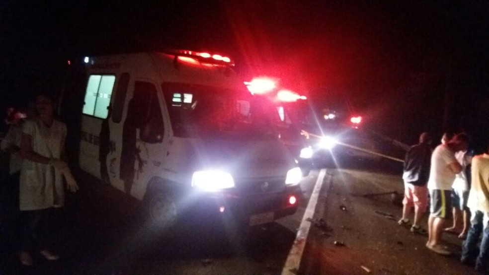 Rodovia ficou interditada durante atendimento das vítimas  (Foto: Corpo de Bombeiros / Divulgação )