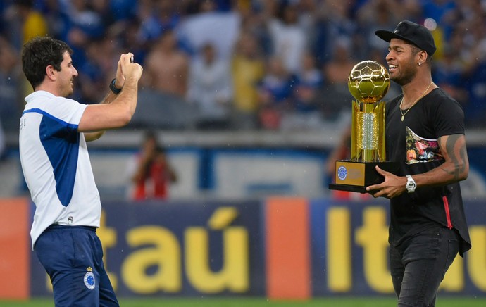 Dedé dá volta olímpica e confirma ausência na final contra o Atlético-MG