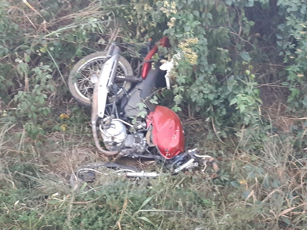Motocicleta ficou destruÃ­da apÃ³s a batida â€” Foto: DivulgaÃ§Ã£o/PRF