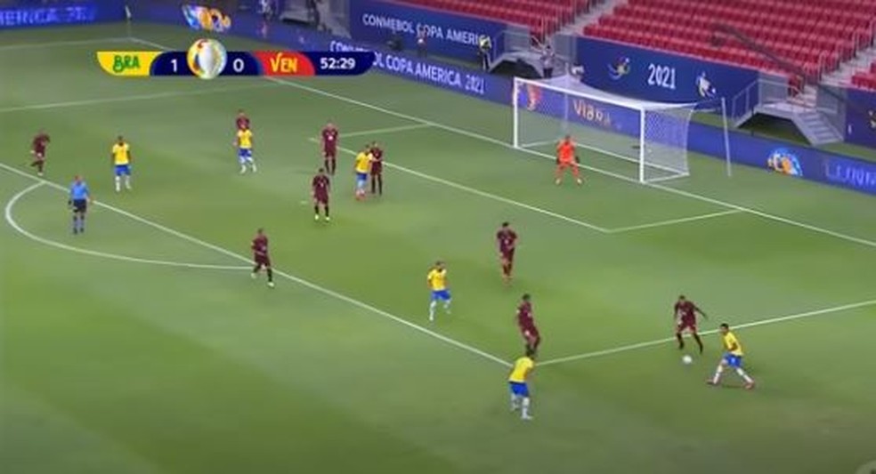 Jesus procura Ribeiro, na entrada da área. Toque de primeira fez atacante do City sair bem próximo do gol — Foto: Reprodução