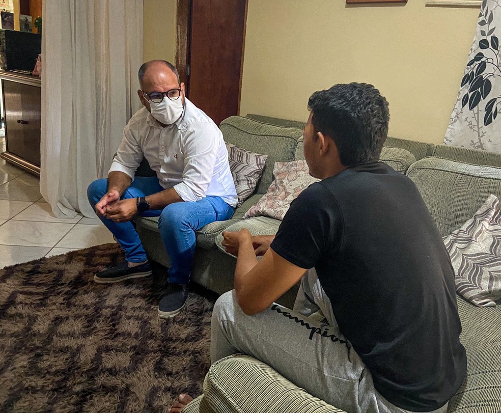 Danylo Maia visita torcedor Wendel Guerra  — Foto: Divulgação / Campinense Clube 
