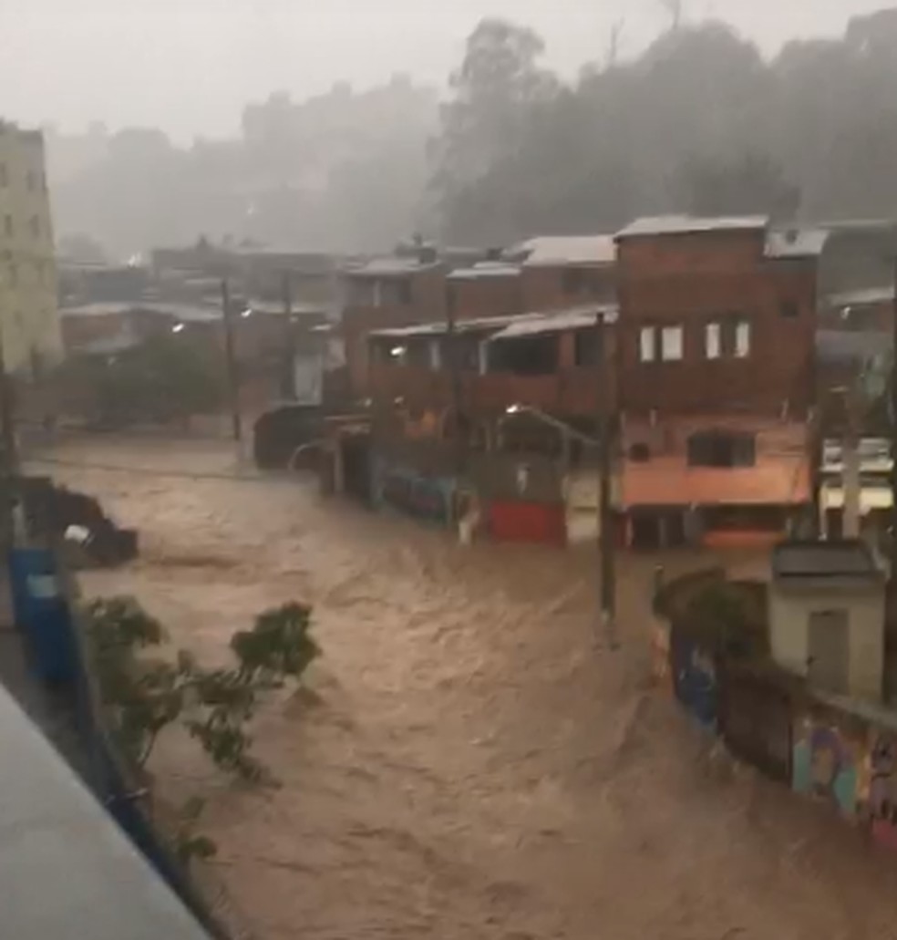 Chuva no Jardim Novo Campo Limpo, em Embu das Artes, neste sábado (5), na Grande São Paulo — Foto: Reprodução/TV Globo