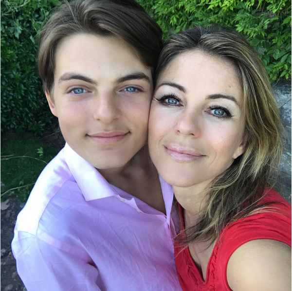 A atriz Elizabeth Hurley com o filho (Foto: Instagram)