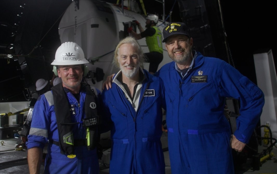 Equipe envolvida no mergulho mais profundo da história, que localizou a embarcação USS Johnston (Foto: Reprodução/Twitter/@VictorVescovo)