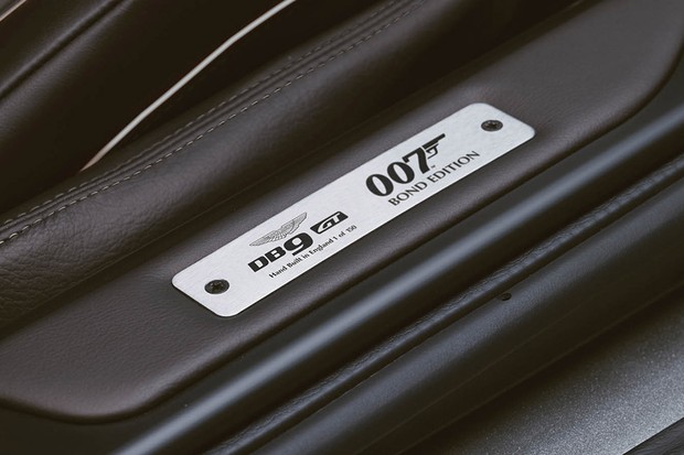 Detalhes no interior do Aston Martin DB9 GT Bond Edition (Foto: Divulgação)