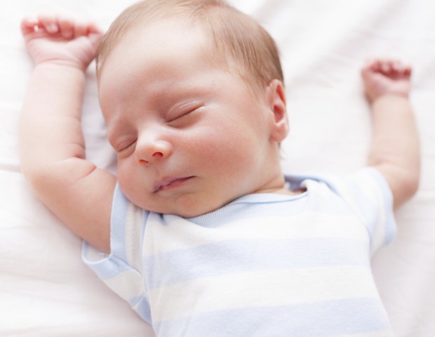 O recém-nascido pode dormir no quarto dos pais, desde que em cama separada (Foto: Thinkstock)