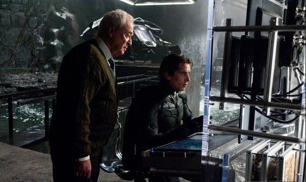 Christian Bale e Michael Caine na Batcaverna da trilogia O Cavaleiro das Trevas (Foto: Reprodução)