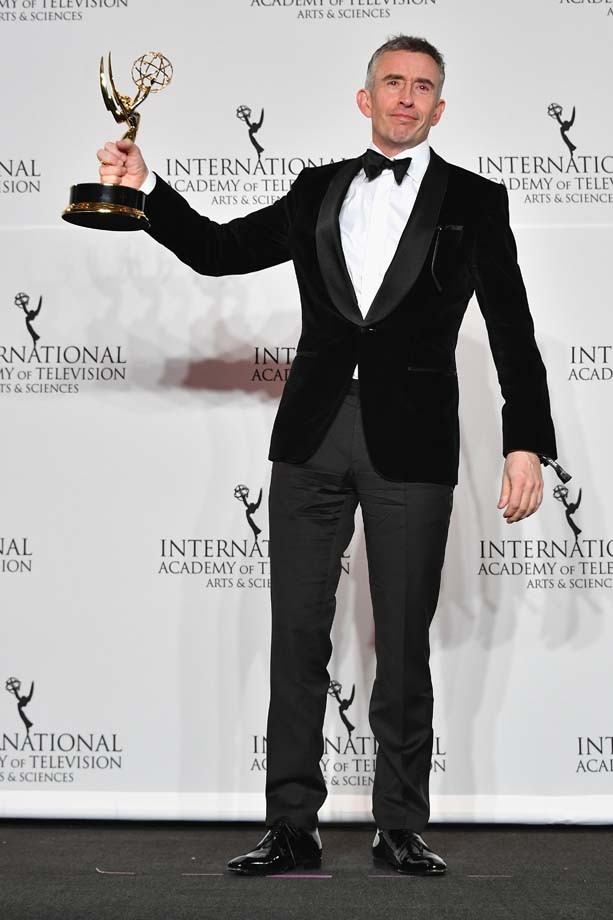 O ator inglês Steve Koogan com o prêmio de melhor comédia para "Alan Partridge's Scissored Isle"  (Foto: Getty Images)