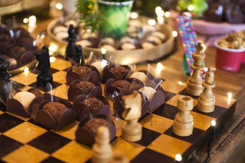 A decoração trazia jogos e brincadeiras que podem ser praticados em dupla. O tabuleiro de xadrez ficou lindo com as peças misturadas aos docinhos
