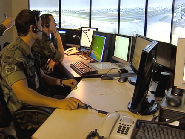 Sala simula situação real na torre de controle do Aeroporto de Congonhas, em São Paulo. (Foto: Reprodução/TV Vanguarda)