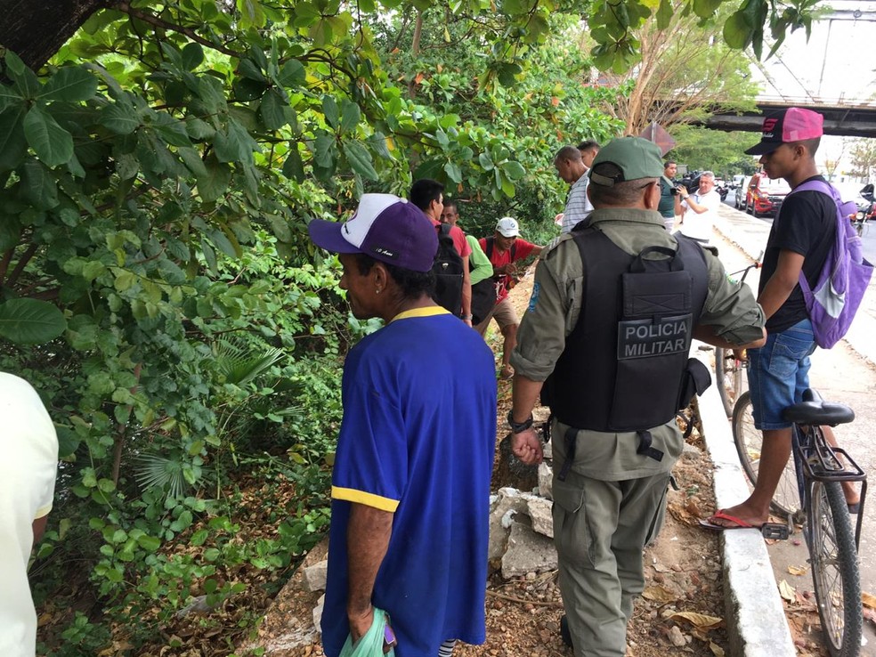 Curiosos observam o resgate de corpo encontrado no Rio Parnaíba, no Centro de Teresina — Foto: Murilo Lucena/ G1 PI
