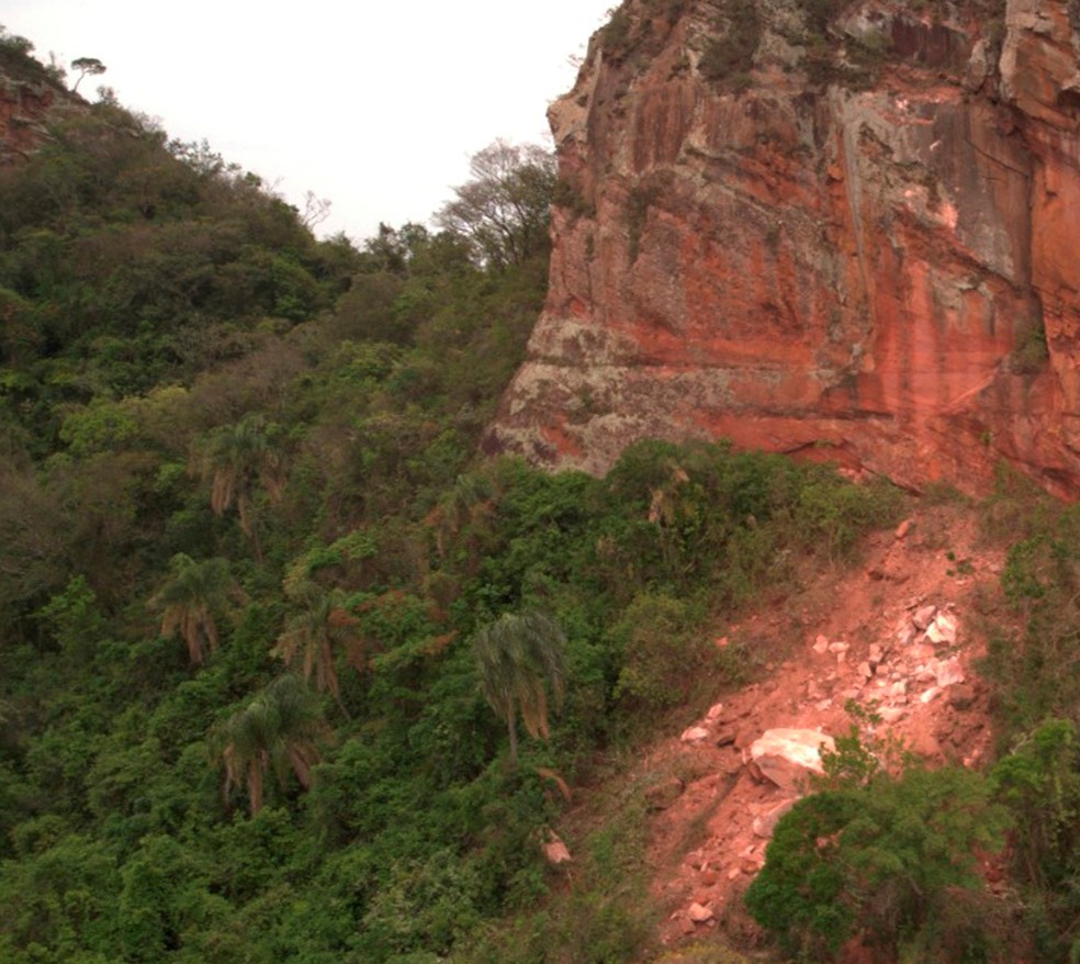 Pedras se despreendem do Morro do Camelo, em Analândia — Foto: Prefeitura de Analândia/Divulgação