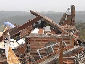 Casa desabou em Marília  (Foto: Reprodução / TV TEM)