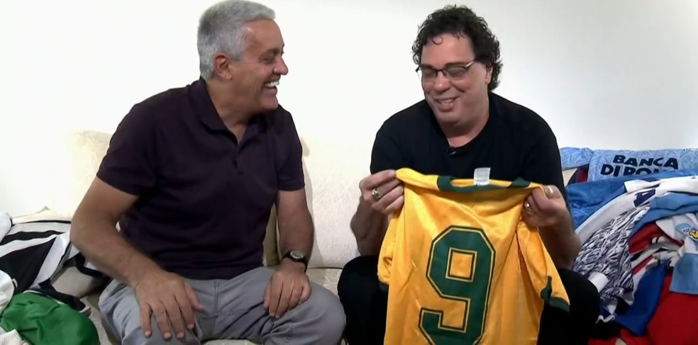 Casagrande mostra a camisa que usou nas eliminatórias de 1985, para a Copa de 1986 — Foto: Reprodução