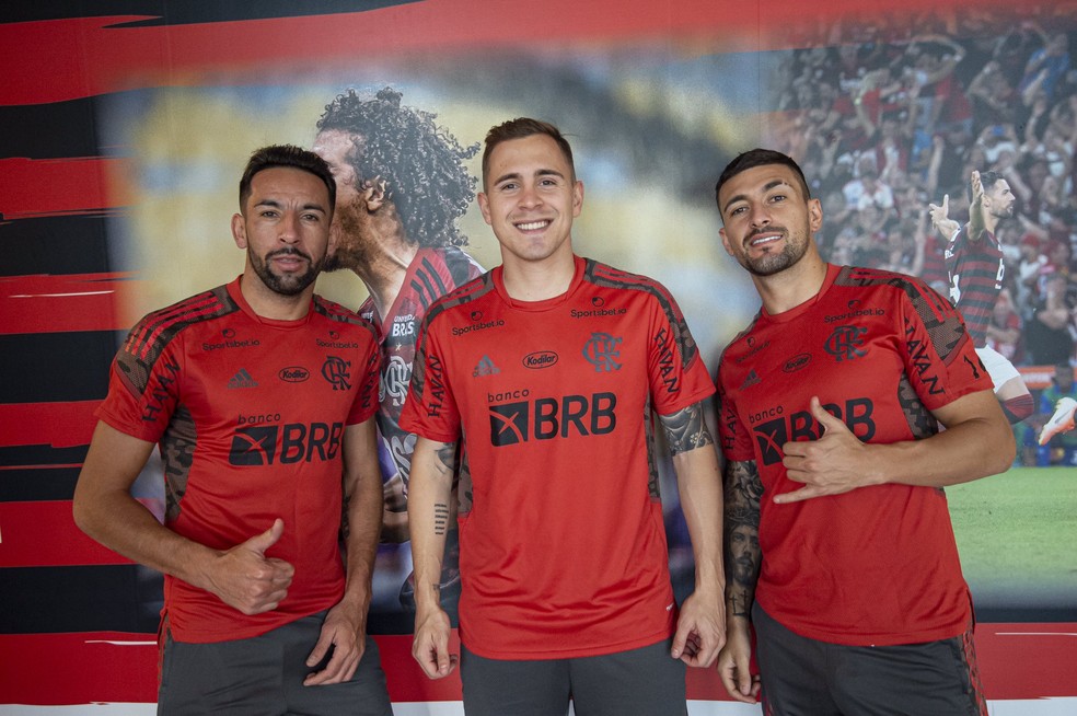 Isla, Piris e Arrascaeta no treino do Flamengo — Foto: Alexandre Vidal/Flamengo