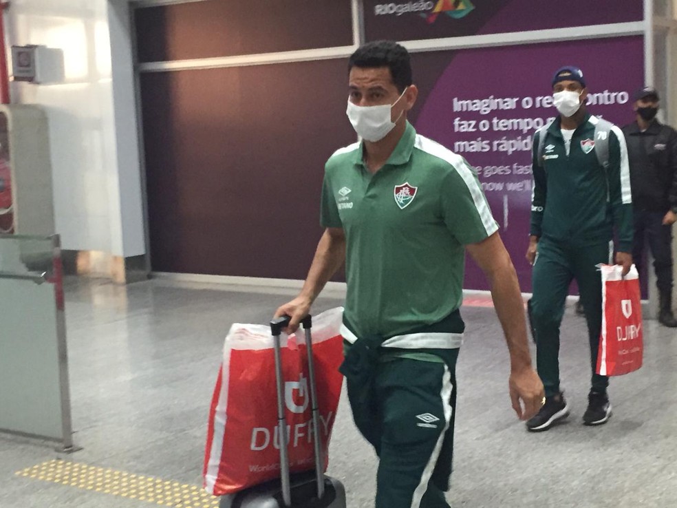 Ganso durante o desembarque do Fluminense no Rio — Foto: Thiago Lima