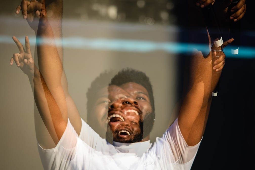 Khalid canta em seu show no terceiro dia do Lollapalooza 2018 (Foto: Marcelo Brandt/G1)