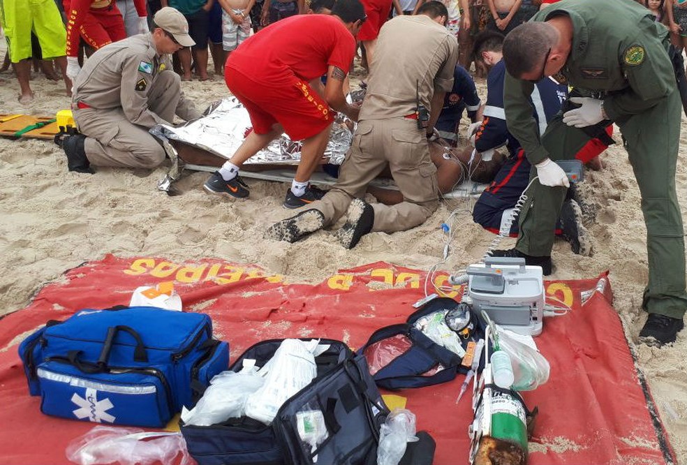 Homem sofre ataque cardíaco no mar de Matinhos (Foto: Batalhão de Operações Aéreas/Divulgação)