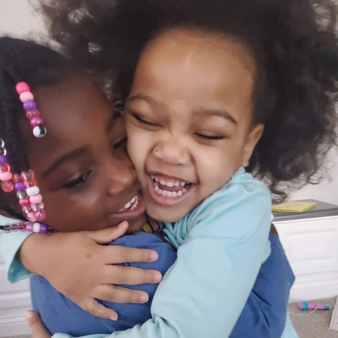 Abraço de irmãs (Foto: Reprodução Instagram)