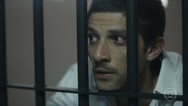 Nbia compara Ari com o pai. Ari a questiona, mas ela desconversa