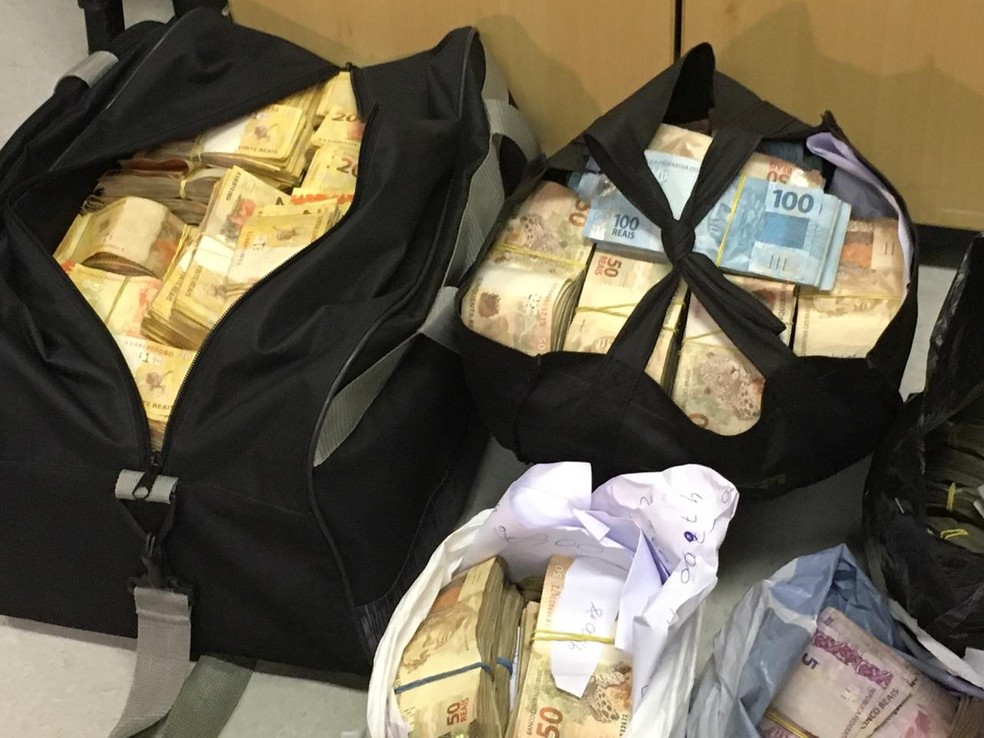 Polícia apreende quase R$ 1,5 milhão em notas em três casas no Vale do Sinos. — Foto: Samuel Vettori/RBS TV