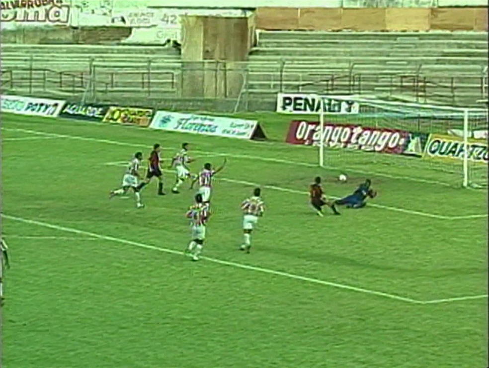 Gol de Marquinhos, do bis, na histrica vitria sobre o Nutico por 1 a 0, nos Aflitos, em 25 de maro de 2000   Foto: Reproduo