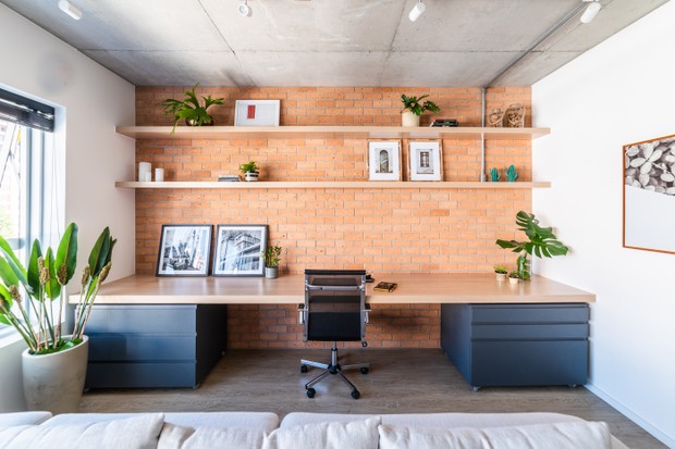 Décor do dia: sala com toques industriais, home office e parede azul (Foto: Guilherme Pucci)