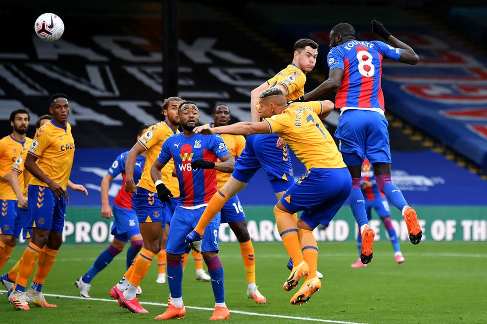 Kouyaté empata para o Crystal Palace contra o Everton, de cabeça — Foto: Justin Setterfield/Getty Images